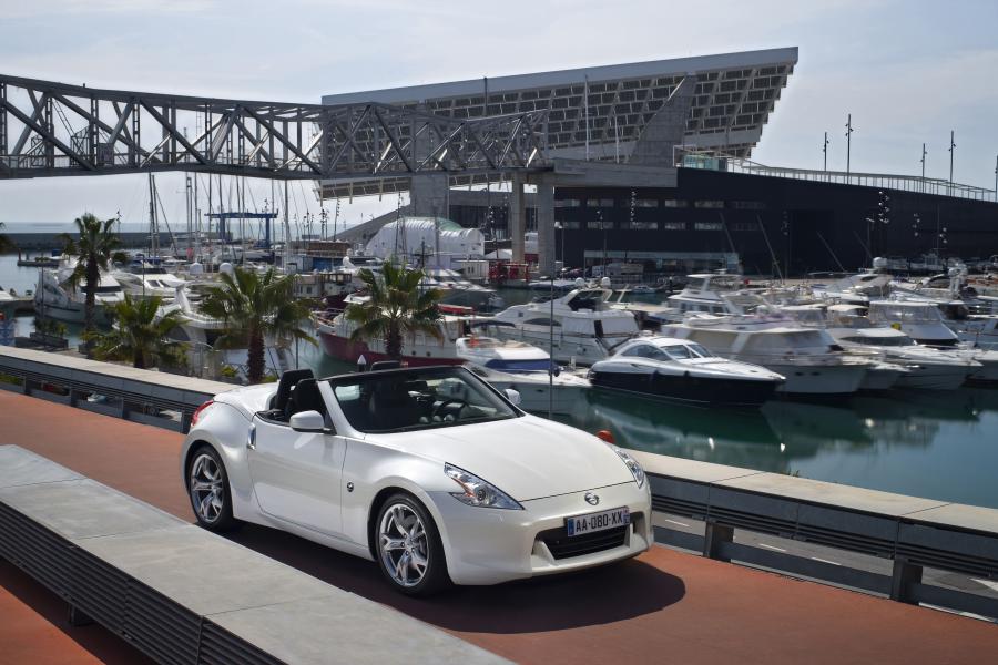  Nissan 370Z Roadster 2011 года  (фото 13 из 16)